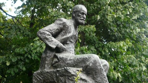 Sigmund Freud statue