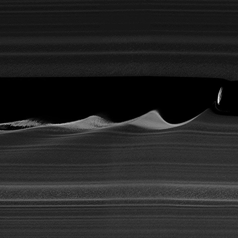Saturn daphnis rings