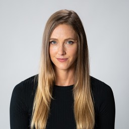 a woman with long blonde hair posing for a picture.