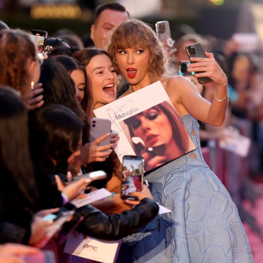 Taylor Swift shines on the red carpet