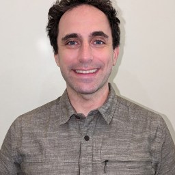 A man smiling for a picture.