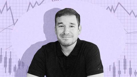 A man in a dark polo shirt sits and smiles in front of a background with graph lines and stock charts, evoking the analytical style of Buffett and Munger.